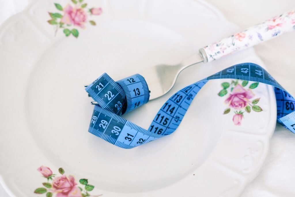 తినడానికి సరైన సమయం – డైట్ ప్లేట్ పై కొలత టేప్