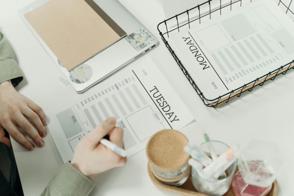 ప్లానర్ లేదా క్యాలెండర్ ఉపయోగిస్తున్న వ్యక్తి