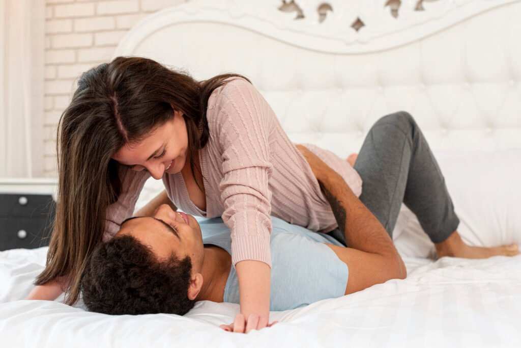 భావోద్వేగ సాన్నిహిత్యాన్ని పెంచుకోవడానికి మాట్లాడుకుంటున్న దంపతులు