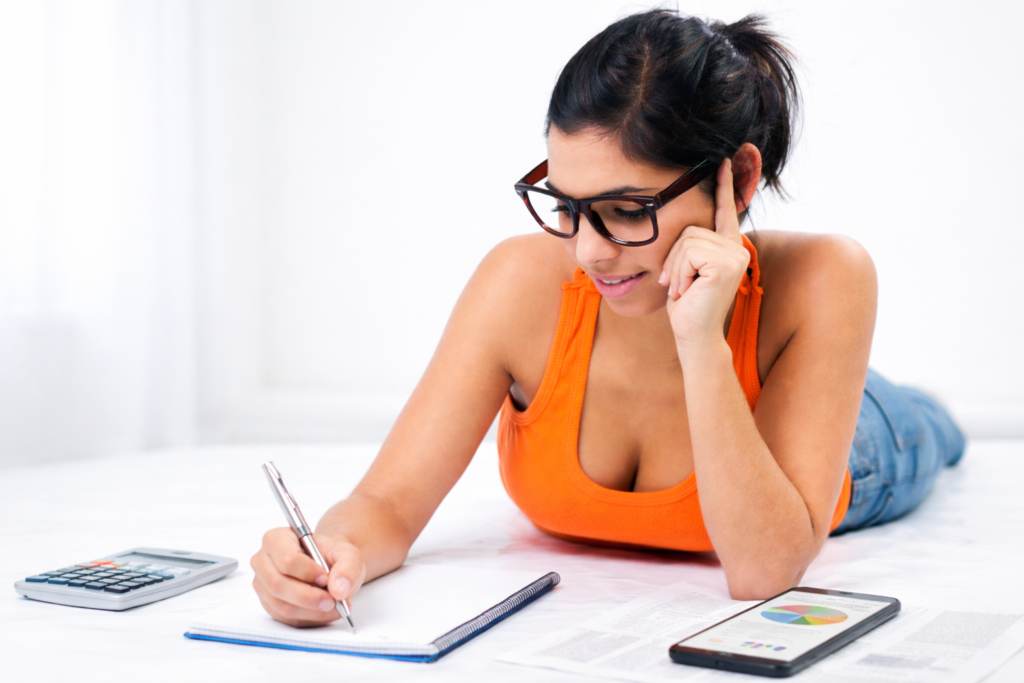 విద్యార్థి ఖర్చులను ట్రాక్ చేస్తూ బడ్జెట్ ప్లాన్ రాస్తున్న చిత్రం